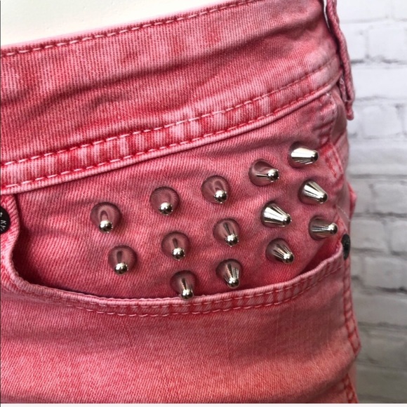 KENDELL & KYLIE / pink high rise spike shorts - Picture 4 of 8